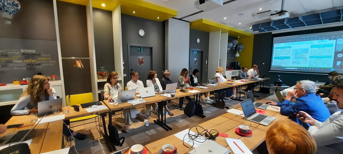 Dipta_cat's tweet photo. Durant  la 1a trobada interregional del projecte #CEIBOOST a #Vilnius, la @Dipta_cat presenta i debat amb la resta de socis del projecte els primers  resultats de l'anàlisi sobre els ecosistemes digitals i d'economia  circular de les regions participants.  #InterregEU https://t.co/wELEFNA0um