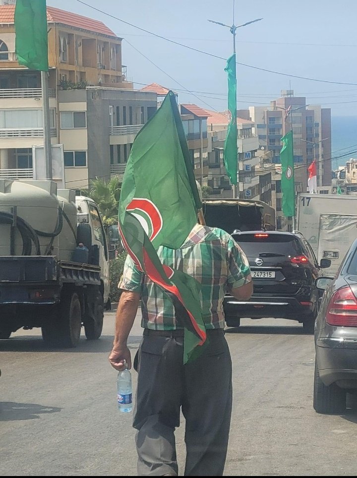 safa_ceilin's tweet photo. اي انتماء هذا !؟
قبل ساعات من موعد المهرجان توجه سيراً نحو الساحة حاملا راية حركة أمل💚 #جايين_من_كل_الدني https://t.co/ah26hV1tgL