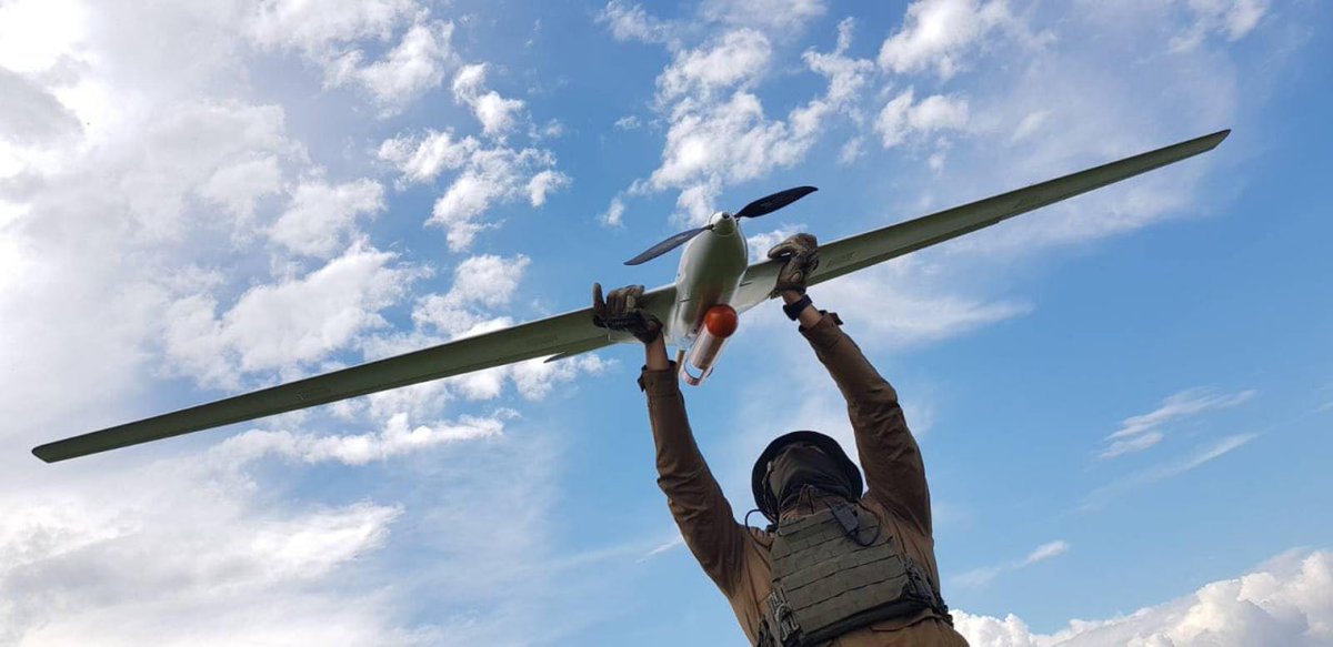 clashreport's tweet photo. NYT:

Ukraine is developing about 6 models of UAVs that can fly more than 1,000 kilometers. https://t.co/2JMZw1H3jR