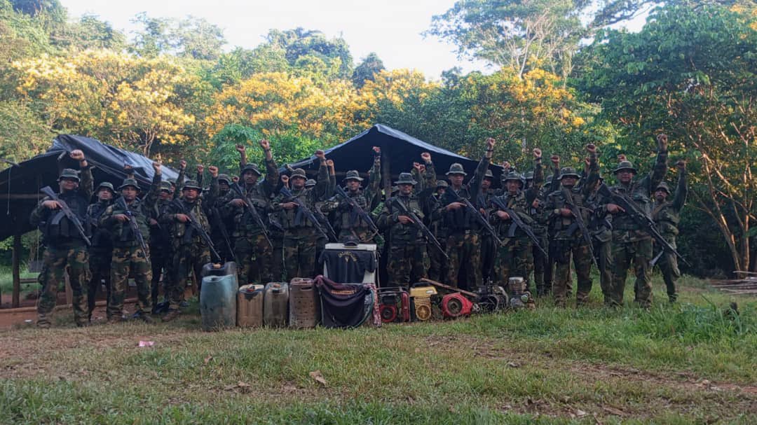 Redi_andes's tweet photo. #FANB en defensa de nuestro medio ambiente, en misiones de patrullaje en la Reserva Forestal de Imataca destruyó campamento de delincuencia organizada, dedicado a la destrucción ambiental con actividades de minería ilegal.
#IntegrarEsVencer
#TrabajoEnEquipo https://t.co/OaUtPep5aX