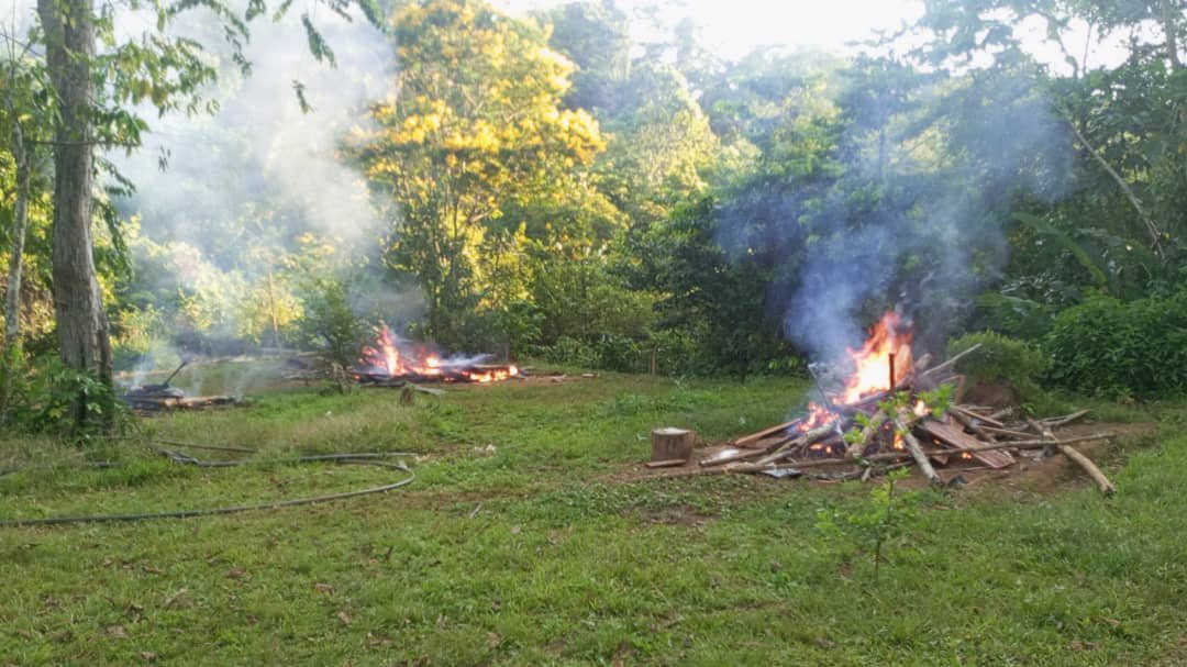 Redi_andes's tweet photo. #FANB en defensa de nuestro medio ambiente, en misiones de patrullaje en la Reserva Forestal de Imataca destruyó campamento de delincuencia organizada, dedicado a la destrucción ambiental con actividades de minería ilegal.
#IntegrarEsVencer
#TrabajoEnEquipo https://t.co/OaUtPep5aX