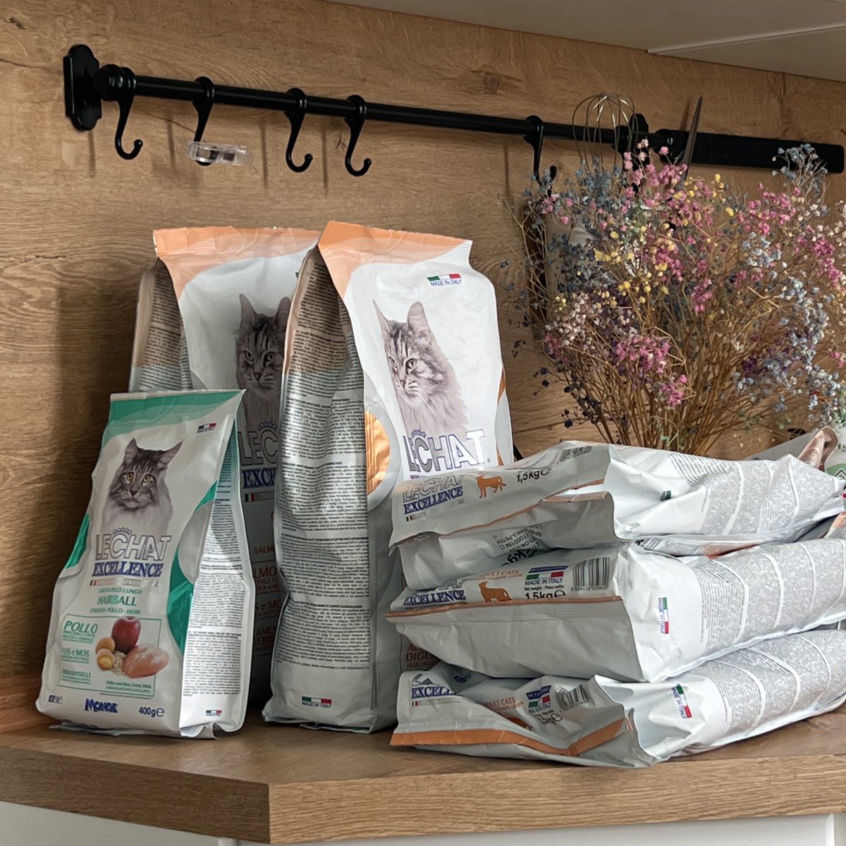 Всей страной собираем санкционный корм (спасибо, друзья 🖤) для этой наглой морды. 

В то же время морда: