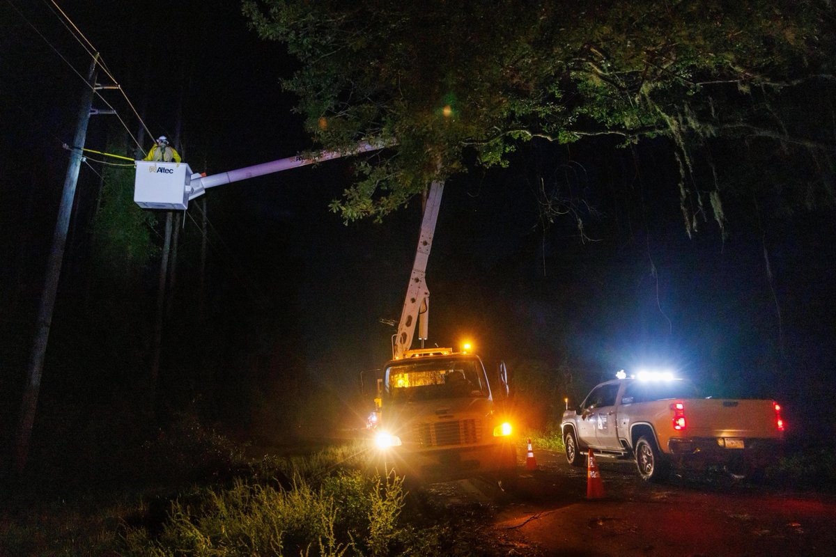 insideFPL's tweet image. Our crews worked hard through the night to restore power to our customers and will continue to do so until all the lights are back on. #Idalia