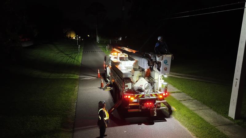 insideFPL's tweet image. Our crews worked hard through the night to restore power to our customers and will continue to do so until all the lights are back on. #Idalia