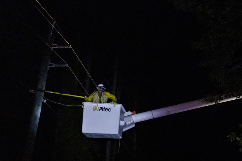 insideFPL's tweet image. Our crews worked hard through the night to restore power to our customers and will continue to do so until all the lights are back on. #Idalia