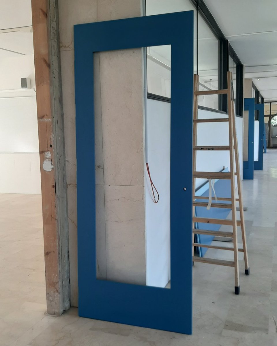 Los pasillos los pasillos de las 3 plantas del edificio de Secundaria y las aulas de Secundaria y Bachillerato van a estar muy cambiadas cuando vuelvan a recibir a nuestros alumnos en unos días 🤩🙌 ¡Estamos seguros de que les encantarán! ¿Qué opináis vosotros? #ColegioMeres