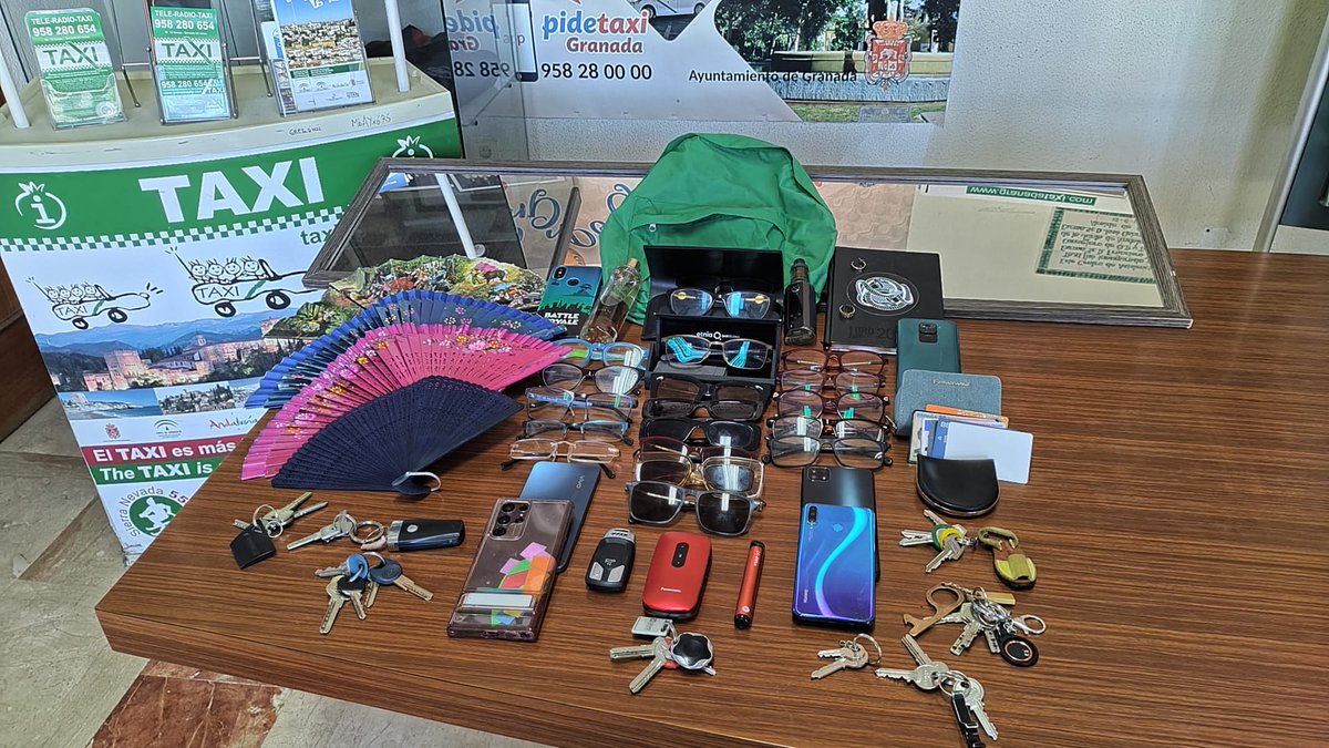 #objetosperdidosGranada 
Hemos entregado a <a href="/PoliciaGr/">Policía Local de Granada</a> en el departamento de objetos perdidos de <a href="/aytogr/">Ayuntamiento de Granada</a>  estos objetos hallados en algunos de nuestros taxis:

Listado completo en el siguiente twit 👇