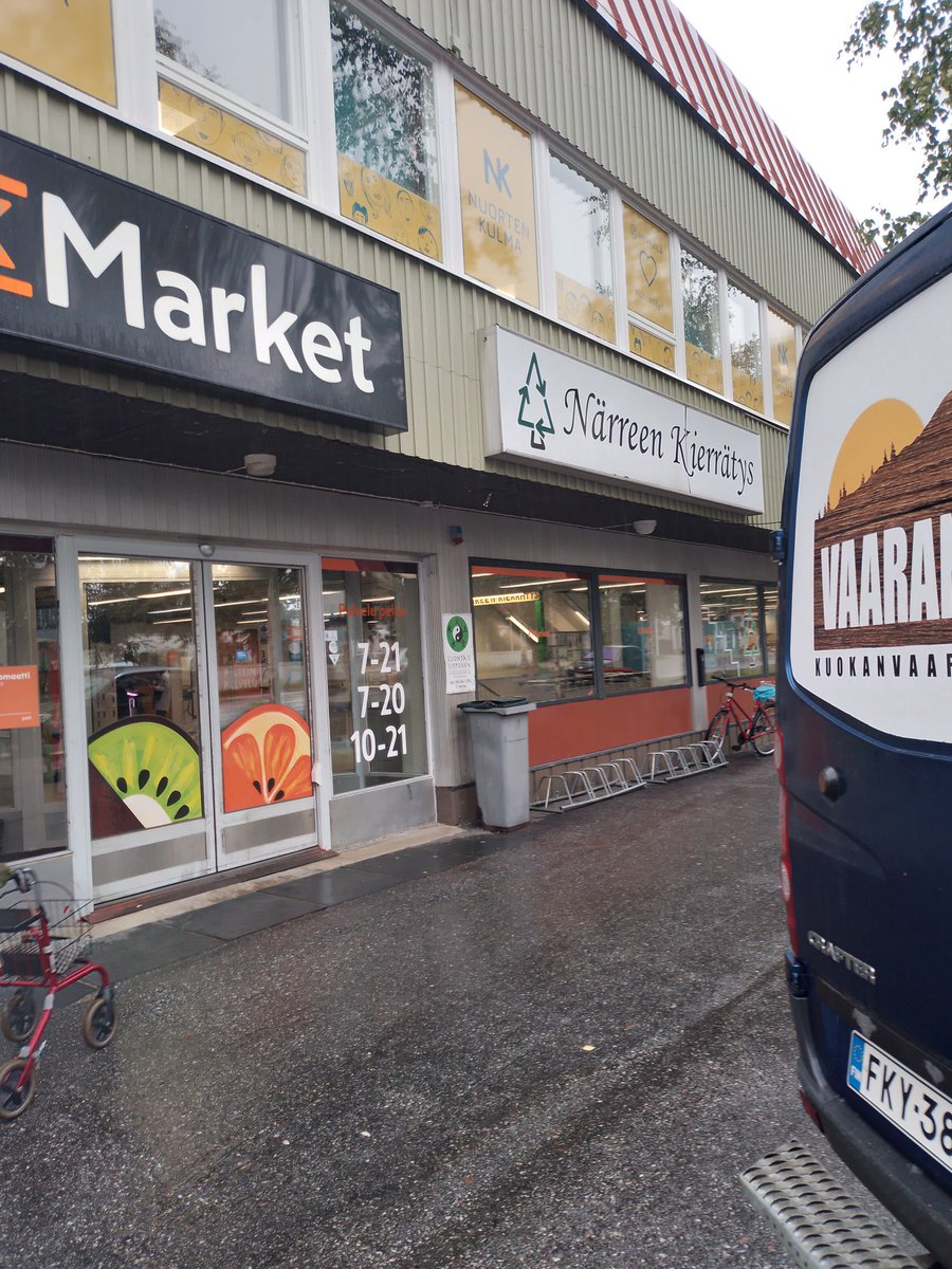 Alhainen hiilijalanjälki.Paikallinen K-kauppias tilaa paikalliselta Puusepältä perunalaatikon kauppaan.