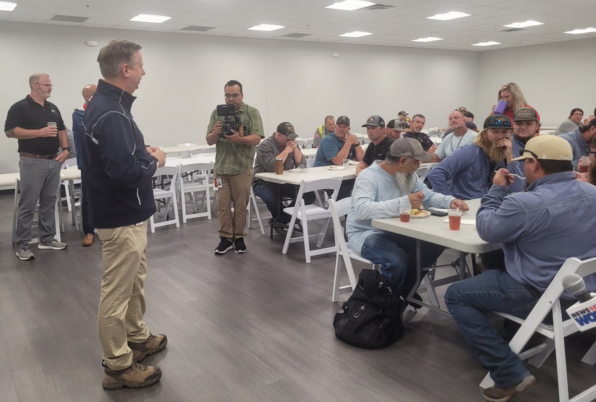 karenmcallister's tweet photo. @NewsfromJEA CEO Jay Stowe thanks crews from JEA and @cpsenergy before they head out to restore power today. #Idalia #HurricaneIdalia https://t.co/oIq66ZcI44