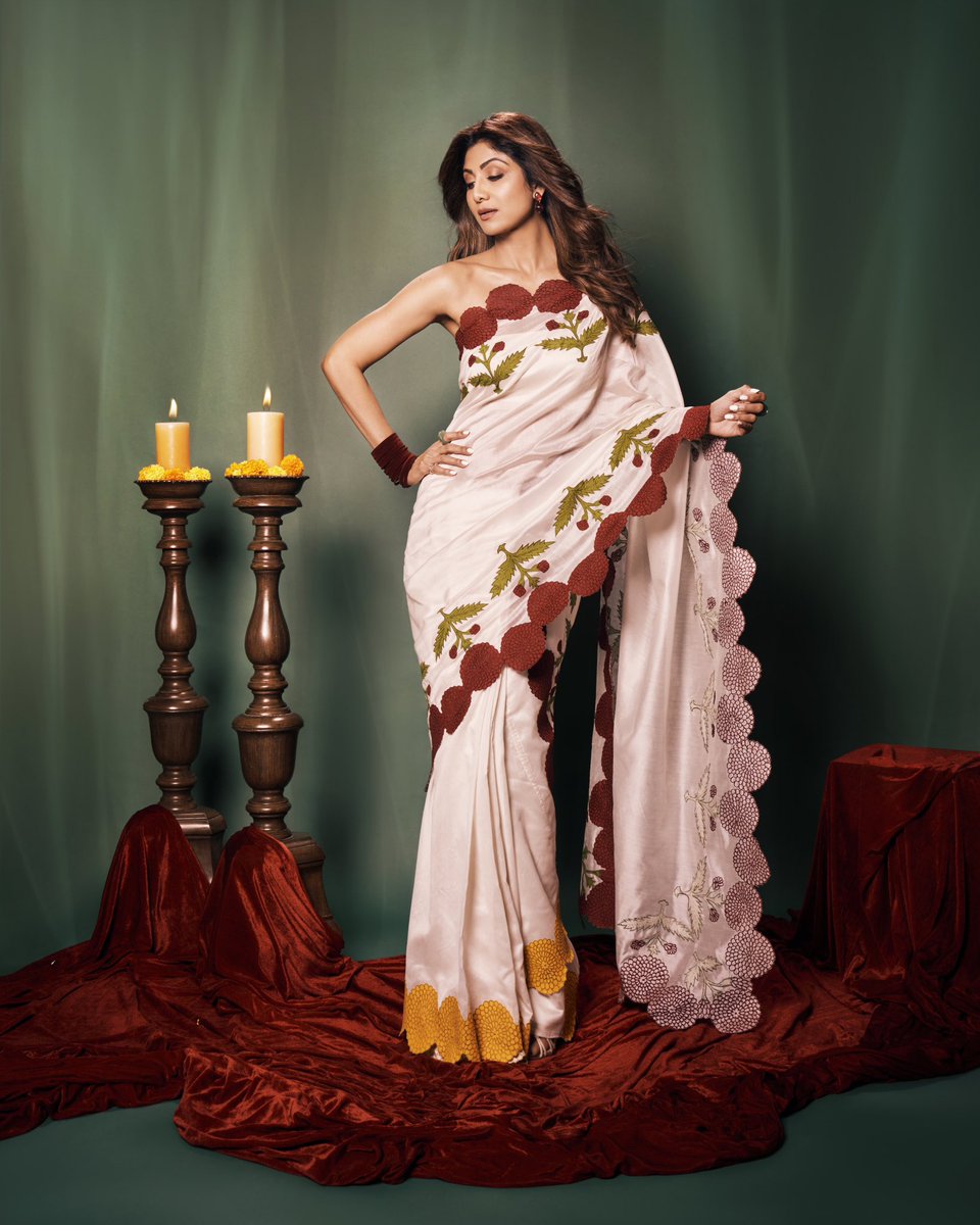 TheShilpaShetty's tweet photo. I take my fashion game very 𝒮𝒶𝓇𝒾ously 💁‍♀️♥️😉

#Sukhee #LookOfTheDay #ootd #sareenotsorry #grateful #blessed https://t.co/8e9i1lJ0C3