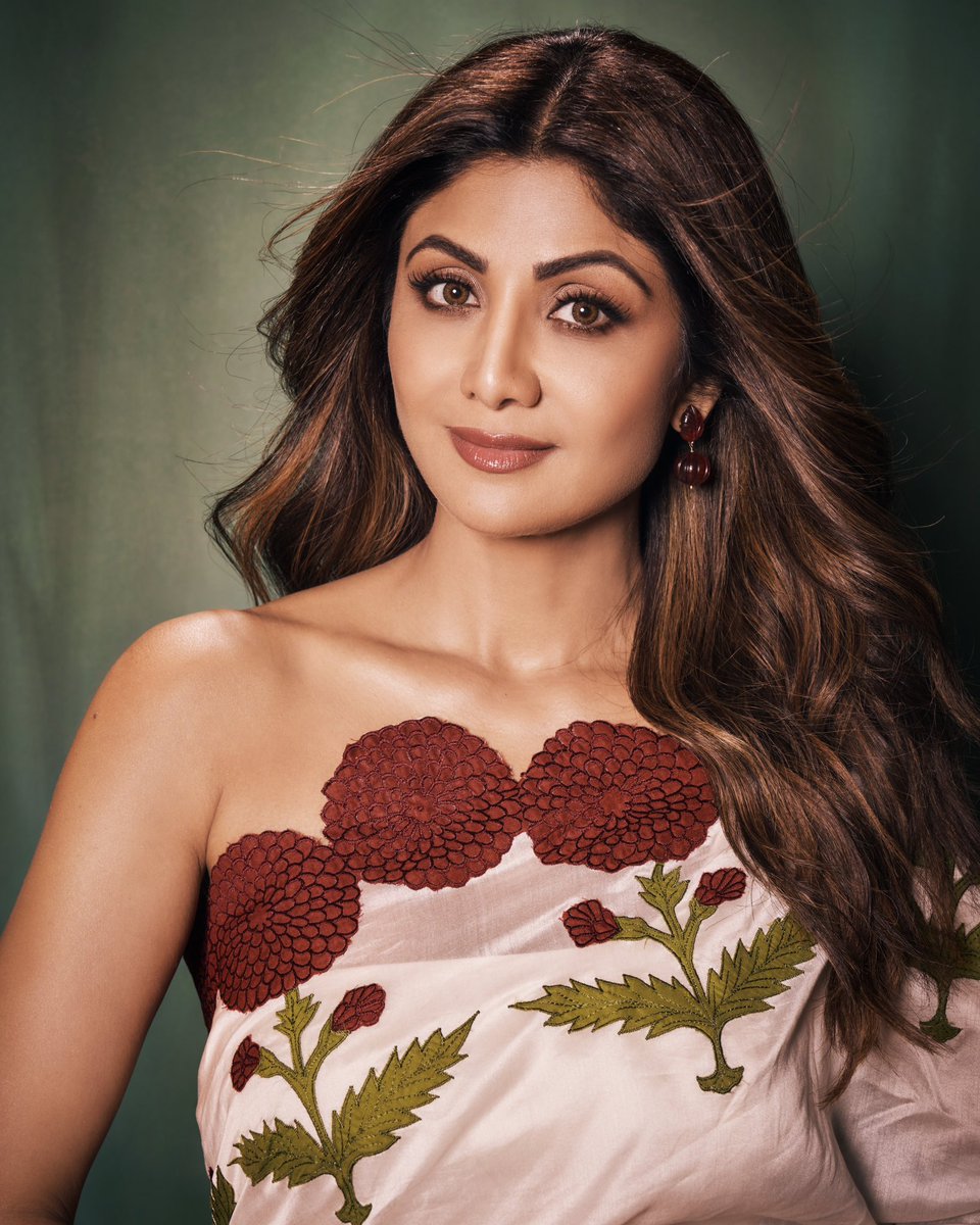 TheShilpaShetty's tweet photo. I take my fashion game very 𝒮𝒶𝓇𝒾ously 💁‍♀️♥️😉

#Sukhee #LookOfTheDay #ootd #sareenotsorry #grateful #blessed https://t.co/8e9i1lJ0C3
