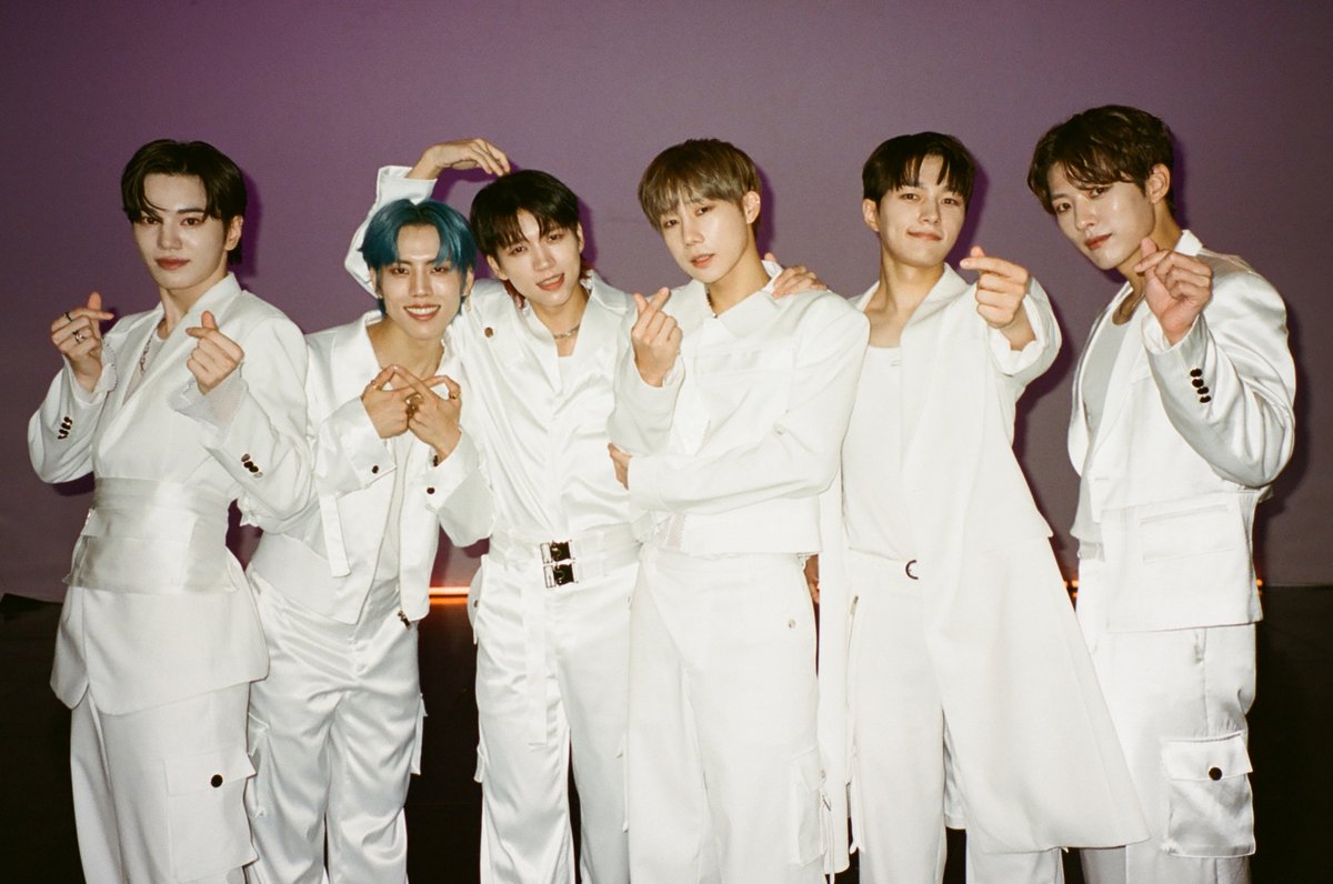 M2MPD's tweet photo. 필름카메라로 기록한 8월의 추억📸 9월에도 쭈욱 엠투와 함께해요❣ #8월의엠투 #M2film #릴레이댄스 #인피니트 #INFINITE @IFNT_Official_ https://t.co/PcHOtmS60t