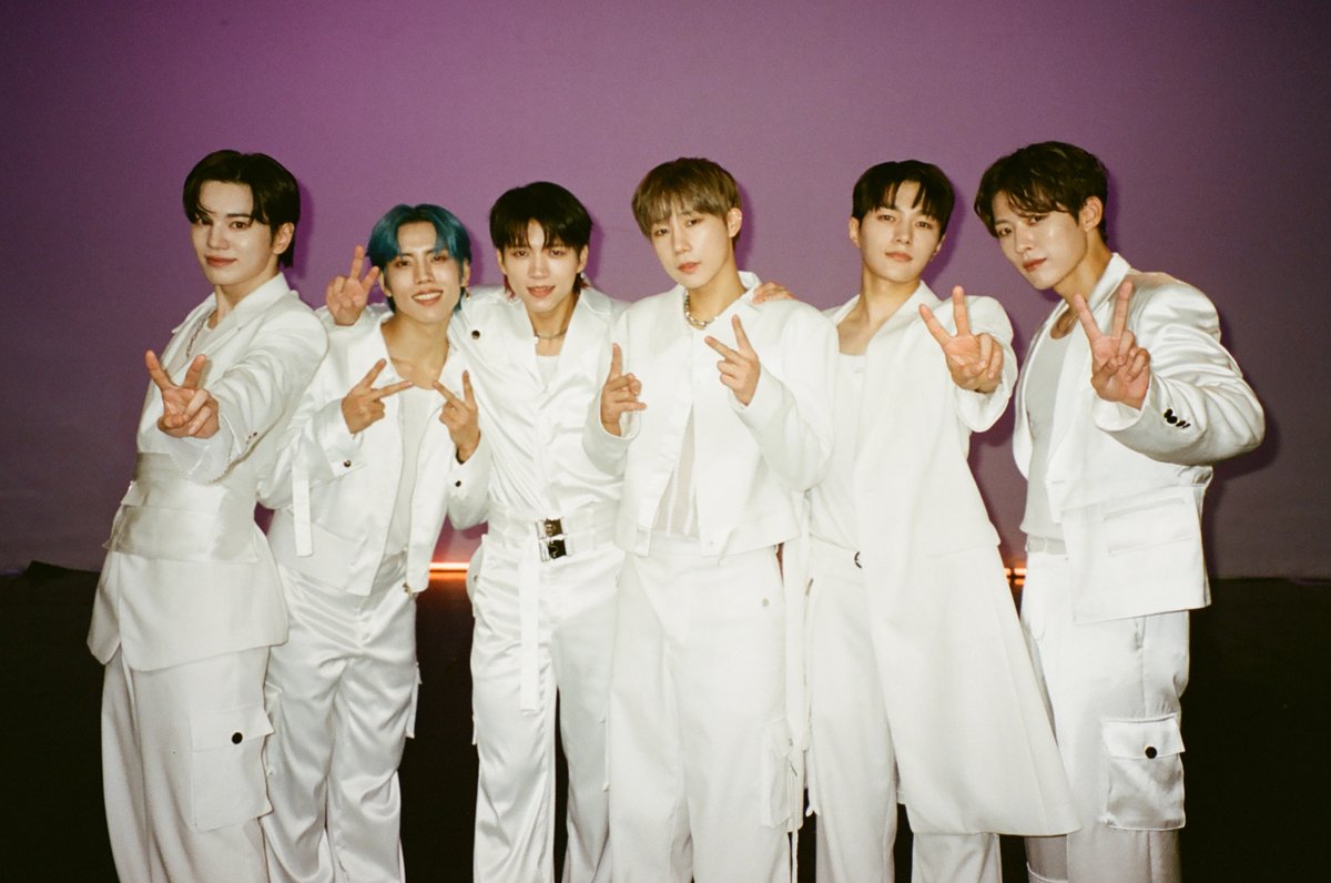 M2MPD's tweet photo. 필름카메라로 기록한 8월의 추억📸 9월에도 쭈욱 엠투와 함께해요❣ #8월의엠투 #M2film #릴레이댄스 #인피니트 #INFINITE @IFNT_Official_ https://t.co/PcHOtmS60t