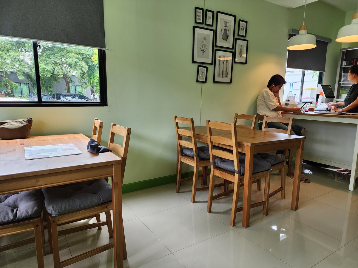 henmuntookdee's tweet photo. #เห็นมันถูกดี พิซซ่าhomecookร้านนี้ดีมากกกก อย่าเรียกว่าร้านลับเลย เรียกว่าบ้านที่ทำพิซซ่ากับสปาเกตตี้อร่อยจนมาเปิดขายดีกว่า เห็นราคาละเป็นลม จะหน้าทรัฟเฟิลใดๆก็289 มา8ชิ้น แป้งบางกรอบอร่อยเลย (ต่อ)

📍Vine Homemade Pizza หมู่บ้าน The connect แจ้งวัฒนะ #อร่อยบอกต่อ @aroii https://t.co/aby69DxHZ5