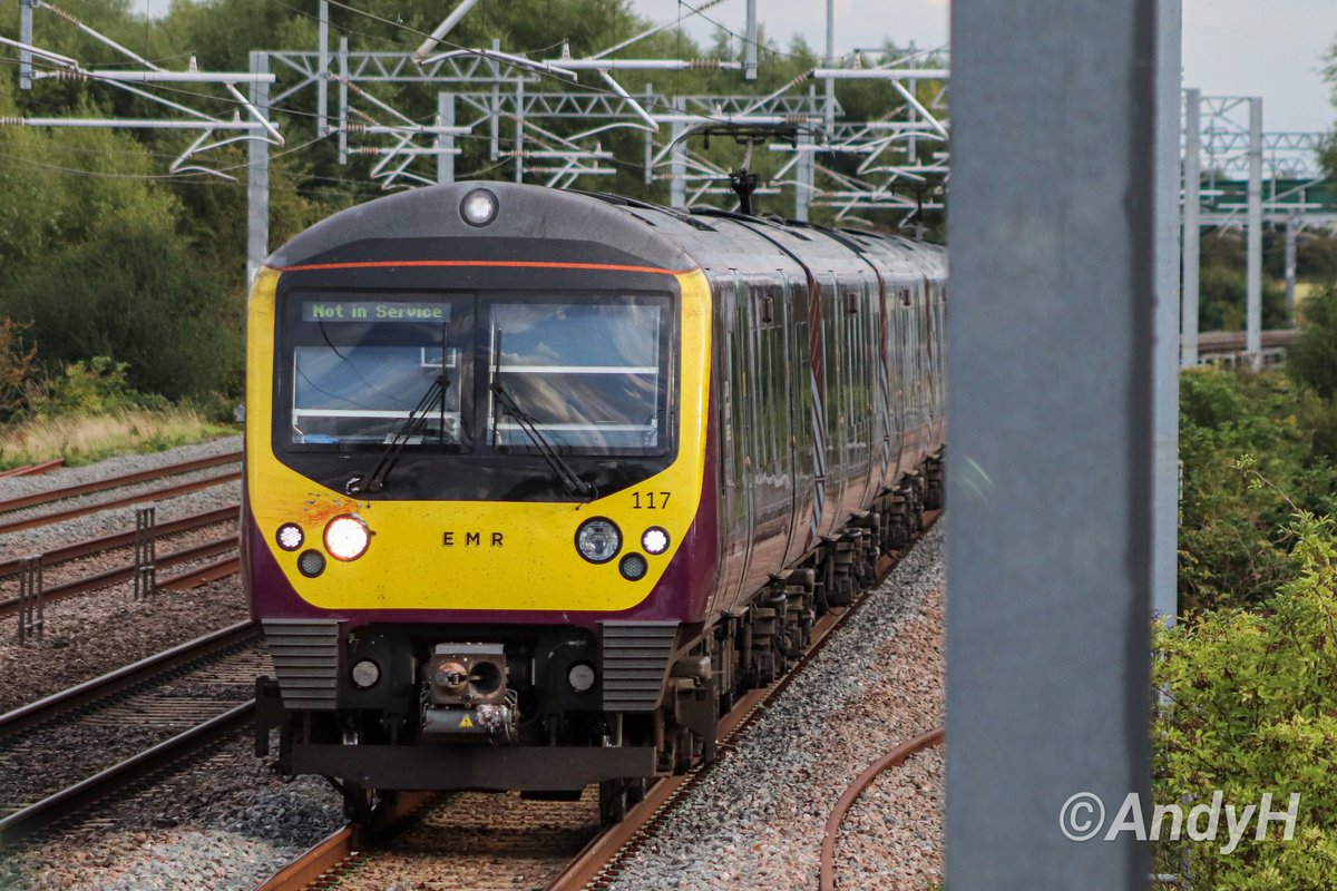 holtona72's tweet photo. More #ThreeSixtyThursday from last weekend & a #StrikeDaySaturday meant an early evening ECS working from London back to Kettering for #EMR 360117 running as 5U42 17.34 St.Pancras to Kettering Stabling Sidings. Seen here passing Isham #MML #Class360 #LutonAirportExpress 26/8/23 https://t.co/EcxdFRPaUa