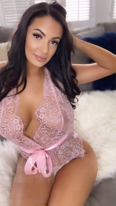 What shows are you binge watching lately? I&rsquo;m currently watching grey&rsquo;s anatomy https://t.co/u5OwihA