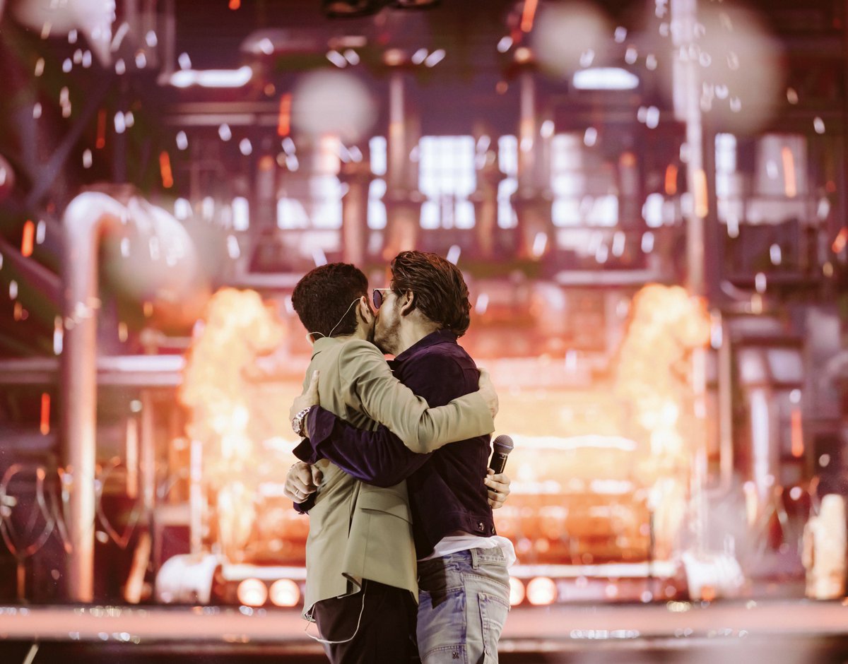 anirudhofficial's tweet photo. King sized love @iamsrk  👑❤️ https://t.co/DlbWFeR2cG
