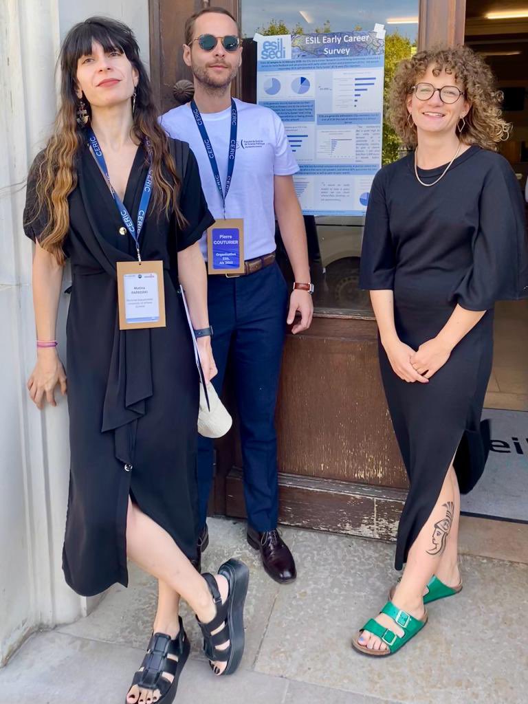 Welcome to @esil_sedi to all Early-Career Participants #ESIL2023! Check out our posters at the welcome hall, say hi, and come to the Early-Career drinks today from 9.30 „La Vieux tonneau“- many thanks to local ECR Pierre (center) for help 👏🍹😍