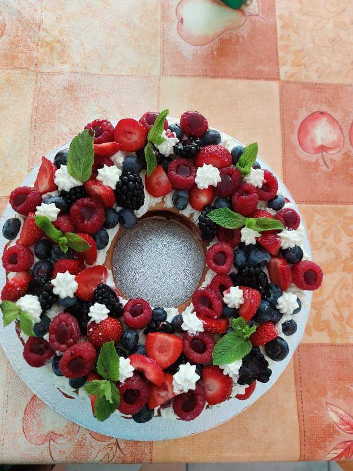 Kikou les gourmands et les gourmets 🖖
Atelier pâtisserie 😍
Ce soir soirées entre amis et pour leur faire plaisir j'ai réalisé une couronne de fruits rouges sur pâte sablé avec une crème diplomate à la vanille de Madagascar.
Trop contente du résultat 😍❤😍