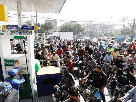 آج رات میرے ملک کی غیور عوام ہزاروں کی تعداد میں پیٹرول پمپس پر لائنیں بنا کر کھڑے ہوں گے اور ٹینکیاں تو فل کروائیں گے لیکن اپنے حق کے لیے سڑکوں پر نہیں نکلیں گے
ہم اب نہیں بولیں گے تو کب بولیں گے؟
 کوئی احتجاج، کوئی آواز؟
اللّہ سب کے لیے آسانیاں پیدا فرمائے
#PetrolDieselPrice