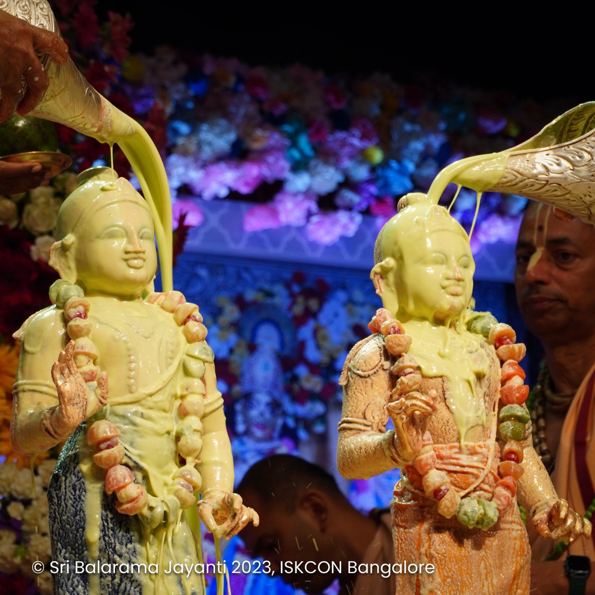 ISKCONBangalore's tweet photo. Glimpses of Sri Balarama Jayanti 2023 ✨ 

The majestic abhisheka ceremony marked the beginning, followed by a splendid arati and a special song. 

#balarama #balaramjayanti  #KrishnaConsciousness #ISKCON #HareKrishna #Divine #Spiritual #ISKCONBangalore #Nammabengaluru #bengaluru https://t.co/aIeAvFndOR