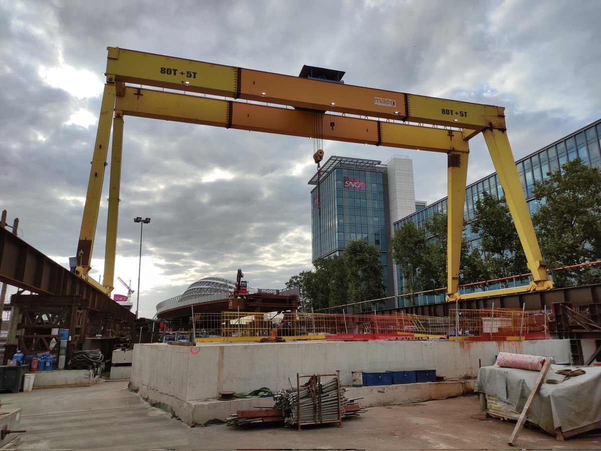 LCParisiens's tweet photo. Les grandes manœuvres continuent sur le chantier du Franchissement Urbain Pleyel (FUP) à Saint-Denis. La phase 2 du ripage de la partie est de la passerelle a été réalisé le weekend du 26 août. Un 3ème ripage doit avoir lieu pour effectuer la jonction avec la pile P3. https://t.co/8lKdiYhqGO