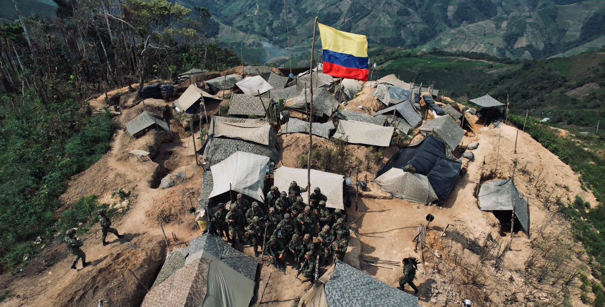 mindefensa's tweet photo. Hoy las Fuerzas Militares recuperan el territorio en donde el Estado Mayor Central EMC había permanecido asentada por muchos años.  Vuelve a ondear la bandera de 🇨🇴 en pleno cañon del Micay, una de las zonas más peligrosas para  las comunidades por el numero de minas antipersonal sembradas y con mayor producción de coca  en medio de las montañas  de Argelia, Cauca.