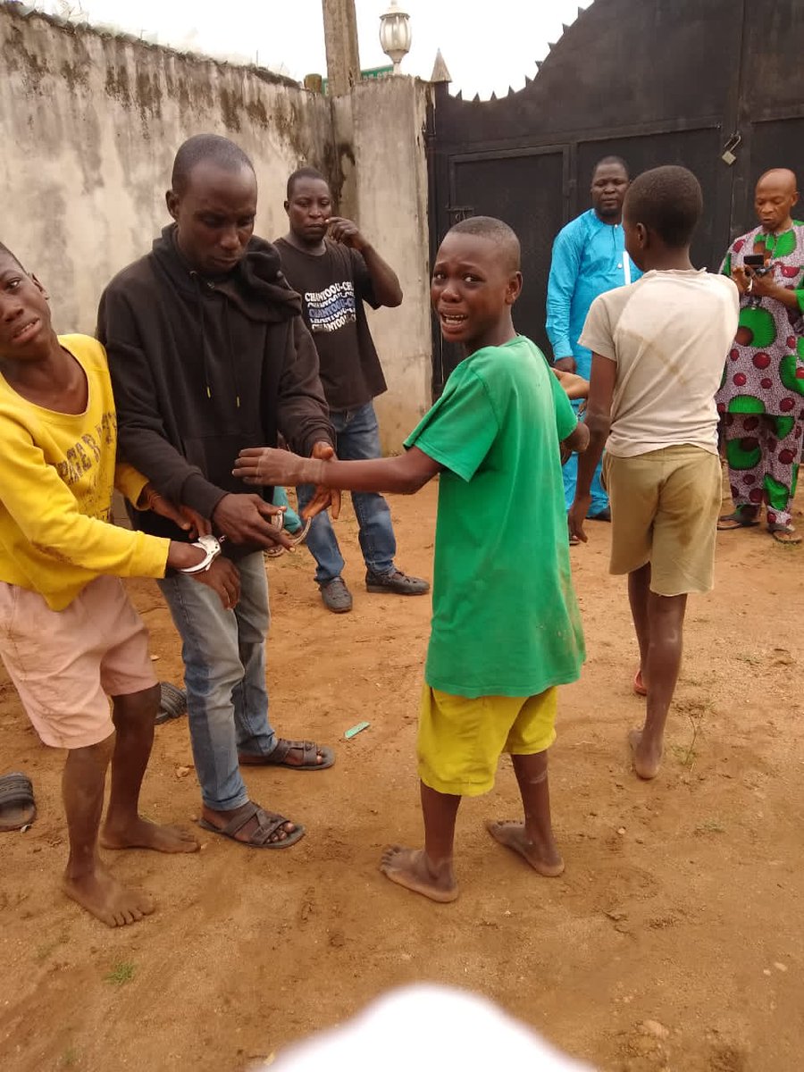 JaymoneyIOC's tweet photo. THESE KIDS WERE SAID TO BE PLAYING FOOTBALL AND IT INADVERTENTLY GOT KICKED INTO THIS LANDLADY'S COMPOUND AT GOD SALVATION ESTATE, BEHIND CONOIL , SANGO OTA. THIS WOMAN WAS SAID TO HAVE ACCOSTED THEM, HANDCUFFED THEM, BEAT THEM AND FORCED THEM TO SIT IN A POOL OF DIRTY WATER https://t.co/qsIjHaOgOF