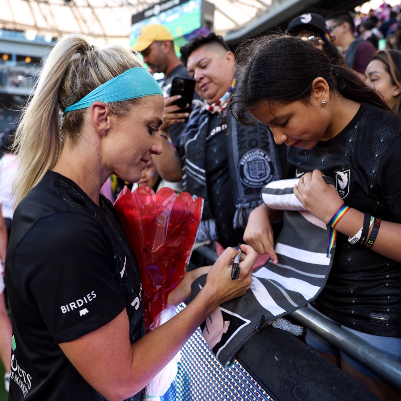 weareangelcity's tweet photo. Always part of the ACFC family 💪🖤
Thank you, @julieertz.
