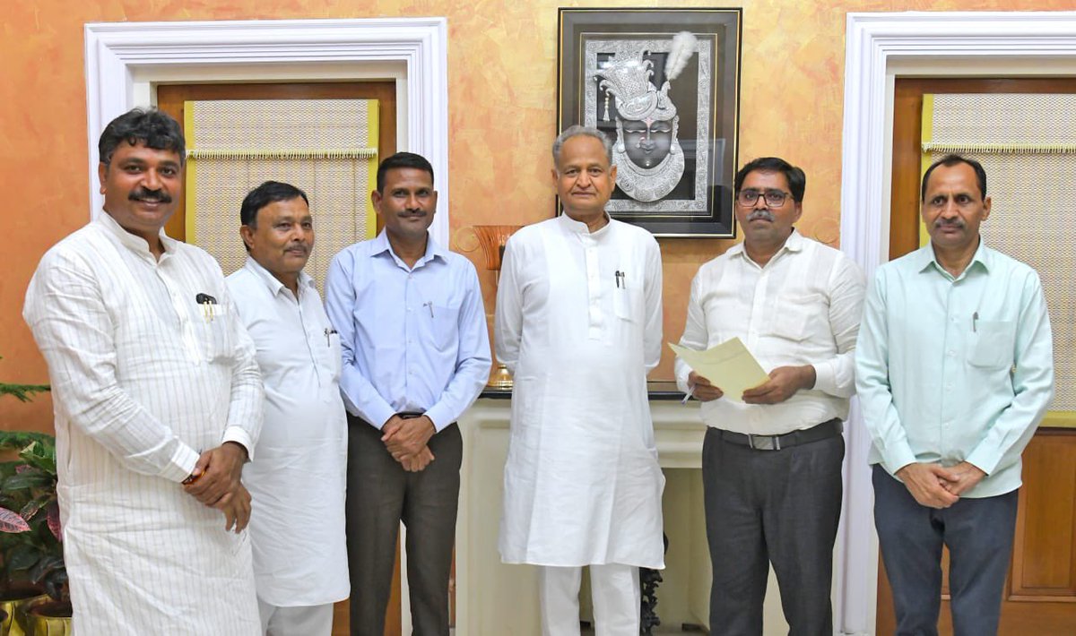 bhajanlaljatav's tweet photo. आज माननीय मुख्यमंत्री श्री अशोक गहलोत जी से मुख्यमंत्री आवास पर राजस्थान शिक्षक संघ (अम्बेडकर) के प्रतिनिधित्व मंडल के साथ मुलाकात की।
इस मौके पर कैबिनेट मंत्री श्री टीकाराम जूली जी, राजस्थान शिक्षक संघ (अम्बेडकर) के प्रदेश अध्यक्ष सत्यप्रकाश, पूर्व प्रदेश अध्यक्ष विजय सिंह, https://t.co/dXJEWYIOwM
