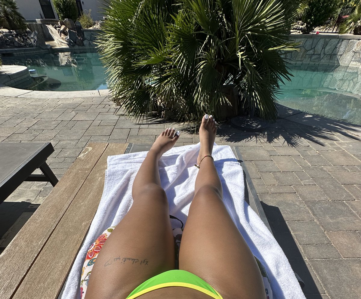 foreignnbrat's tweet photo. Pretty feet by the pool .👅

Footworship footfetish footslave findom https://t.co/BYjI4FckPx