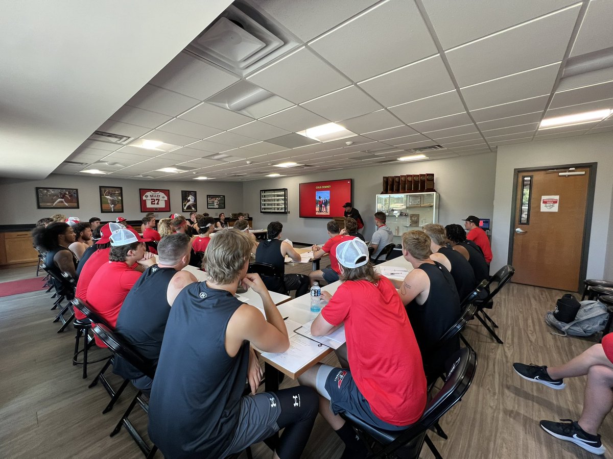 GovsBSB's tweet image. Thank you Doug Downey for the wisdom! #MoveWithAPurpose 

#letsgopeay #🅱️🅰️🆖❗️