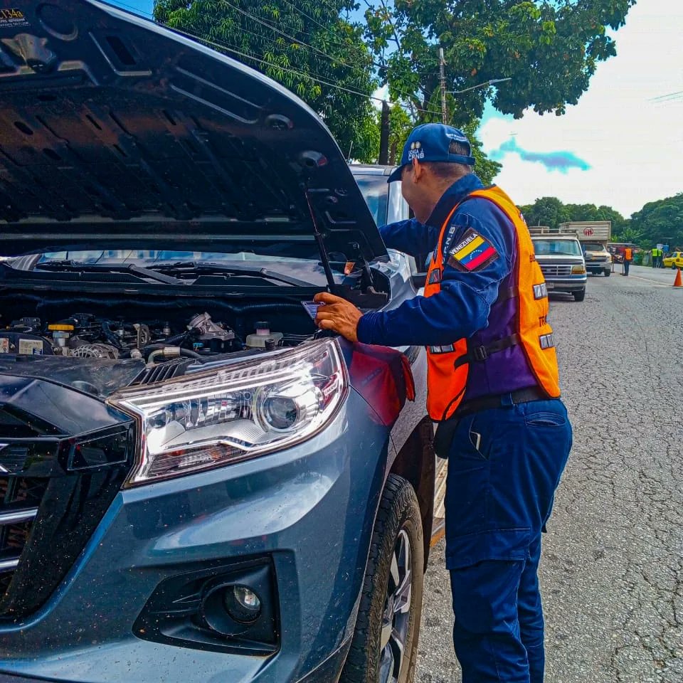 PNBVzla's tweet photo. La División de Vehículo de la Dirección de Tránsito Terrestre de la #PNBVzla en #Cojedes, realiza inspecciones técnicas a vehículo y verificación de documentos en la Troncal 005, sector San Lorenzo con el fin de  garantizar la seguridad a los ciudadanos.
#TrabajoEnEquipo https://t.co/X25ty0K9FJ