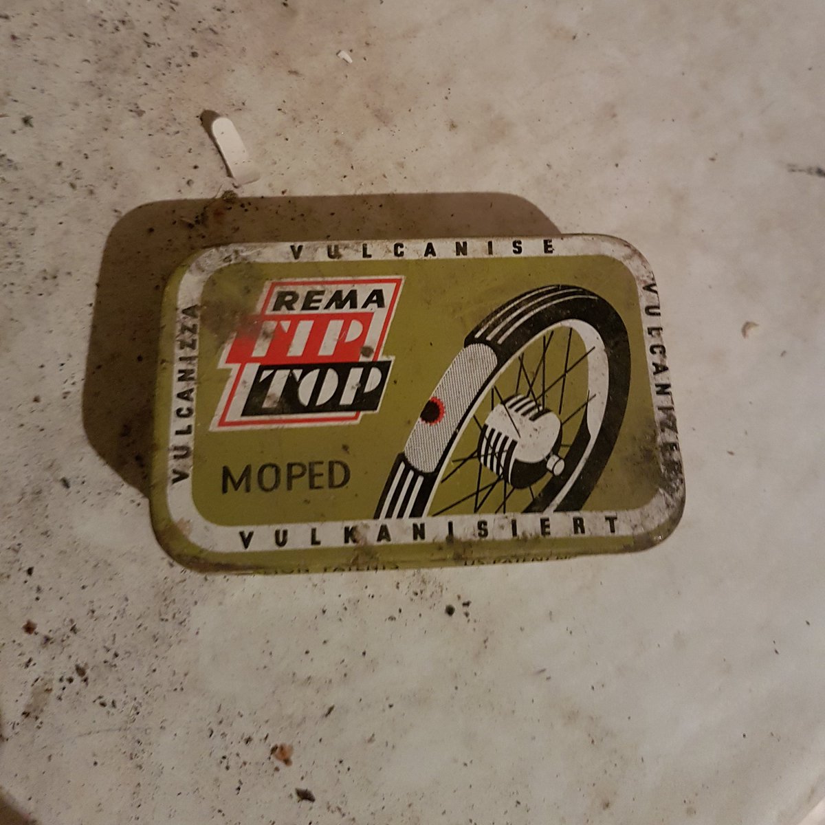 japille's tweet photo. @PierreMartyKRD1 La mienne tire plus sur les jaunes! 
Son contenu semble être d'origine, il ne doit plus être très fonctionnel 😅 https://t.co/V8Zg7F8a2d