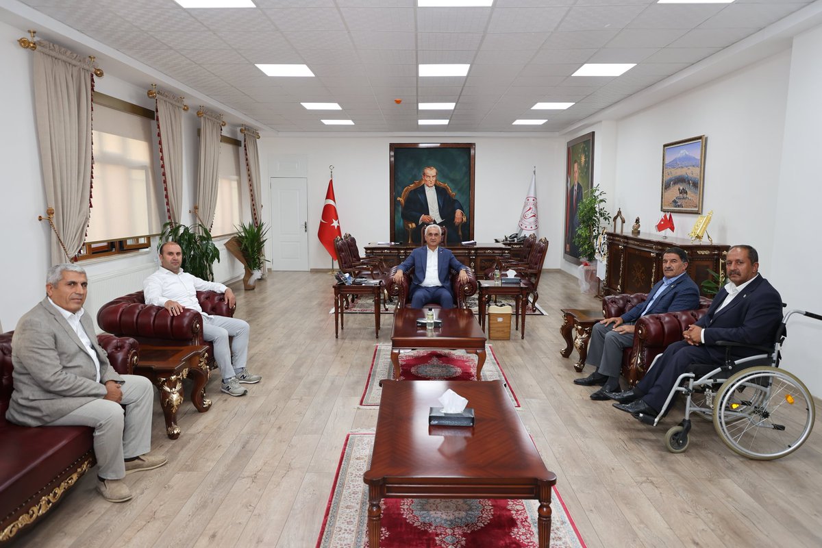 Muş Ziraat Odası Başkanı Hakim Yıldırım ve beraberindeki Yönetim Kurulu Üyeleri, Valimiz Sayın <a href="/Valiavnicakir/">Avni Çakır</a>'a "Hayırlı Olsun" ziyaretinde bulundu.