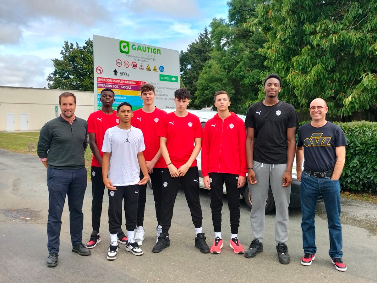 Ce jeudi, les nouveaux joueurs de l'académie Gautier CB visitaient le site de production de Gautier à Chantonnay (85). L'occasion de mieux connaître le partenaire naming de l'Académie, son histoire, ses process. Merci à Hervé Soulard de nous avoir reçu. 
#CBFAMILY <a href="/GautierFrance/">Gautier</a>