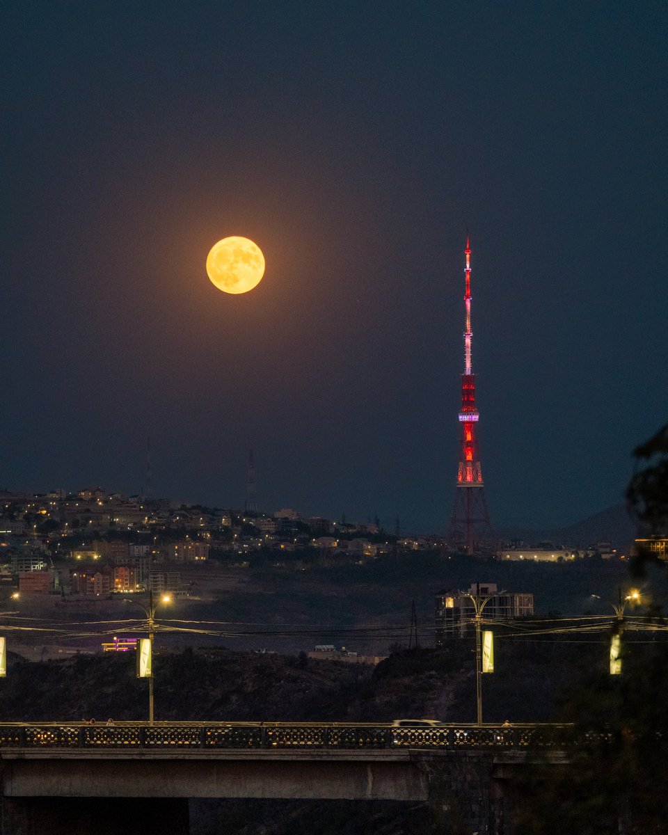 lyovons's tweet photo. Big Moon on Yerevan https://t.co/C0mWxmXAbF