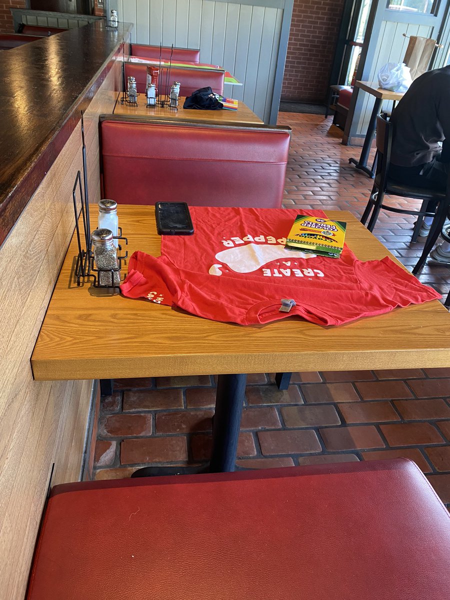 Ames71219's tweet photo. Decorating party 🎉 #createapepper #chilis @RollinsBrewer @jwwjr13 @BrianAck5100 @Chilis https://t.co/Gd4CM2gmJe