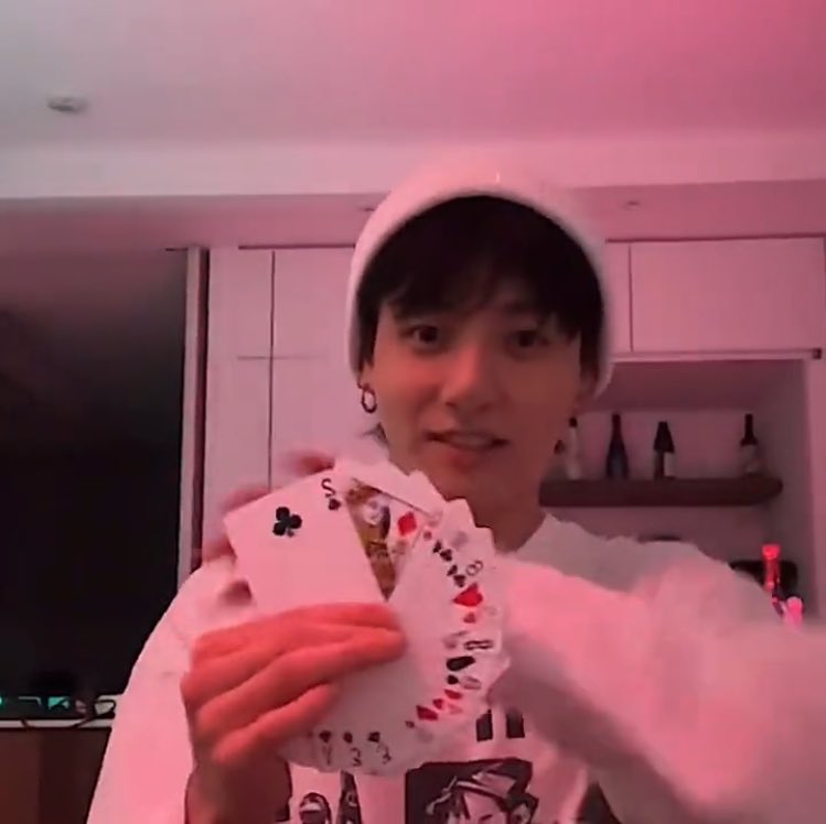 jeonjgukie's tweet image. jikook au

onde jungkook fingia ser um cartomante para poder pagar o aluguel e jimin não sabia mais o que fazer da vida