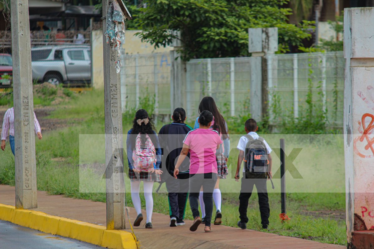 AFOMEX_mx's tweet photo. 📸 #Galería • Regreso a clases, Agosto 2023; Policía Vial de Tepic monta operativos especiales para salvaguardar el regreso a clases.

#regresoaclases #tepic #nayarit #policiavial #operativo https://t.co/gfdZHvGzLS