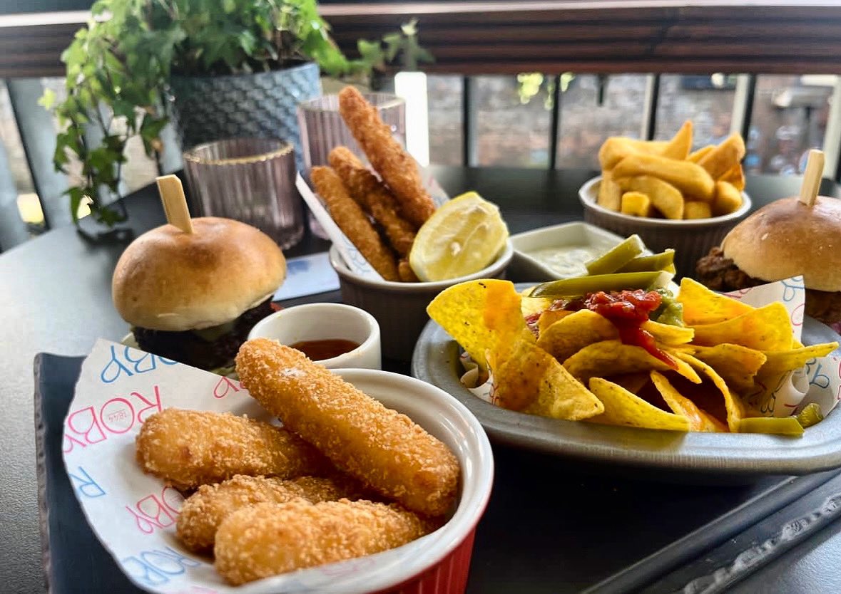 TIME TO FEAST! 🍔😋 From sharers to burgers and pizzas, there’s something for everyone on our menu here at Roby. 

#roby1844 #eatmcr #mcruk #manchesteruk #manchesterfood #holidayinnmcr #manchesterdining