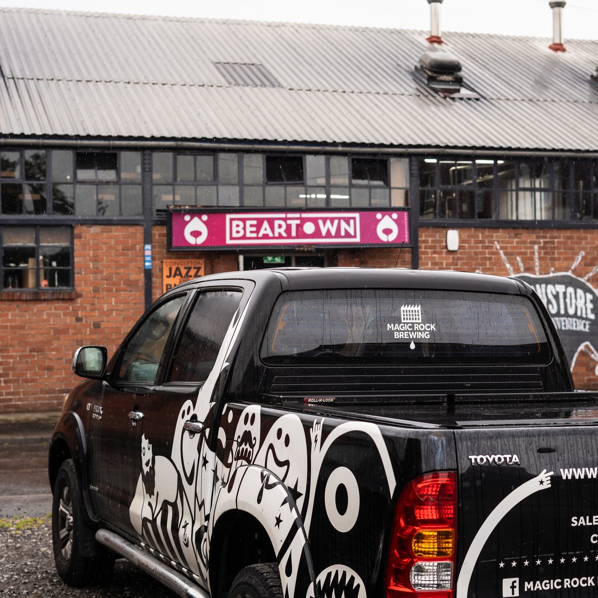 👀 A Magic Rock Brewing truck parked outside Beartown Brewery. They must be coming over for a catch up and a brew 🫖 Or... surely not 🤔 #craftbeer #beartown #brew #magicrock #cheshire #yorkshire