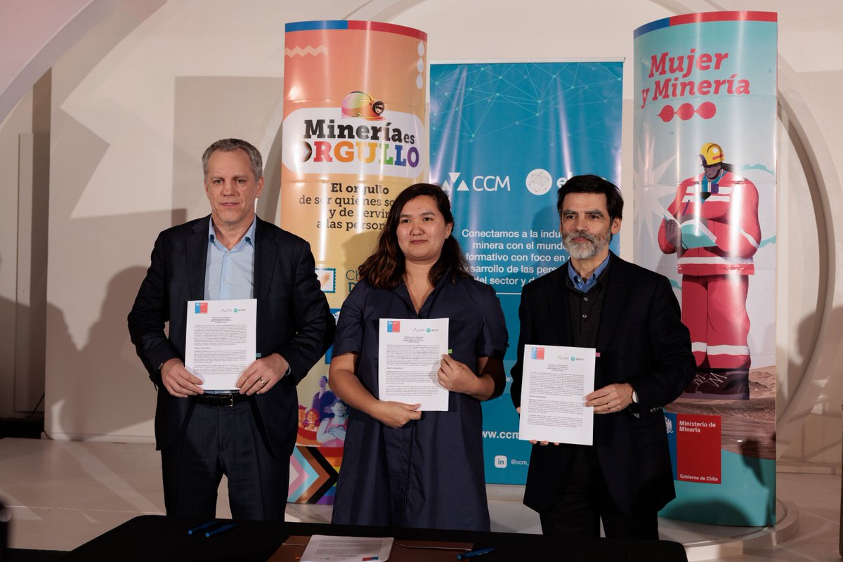 CCMineras's tweet photo. 🤝 ¡@MinMineria_cl y la Alianza CCM-Eleva firman inédito convenio de colaboración para fortalecer las metas trazadas por la Política Nacional Minera 2050 #PNM y de la Mesa Nacional de Mujer y Minería!

Conoce los detalles de este convenio aquí: https://t.co/3pNHzk6WsQ https://t.co/1keG4KcHbX