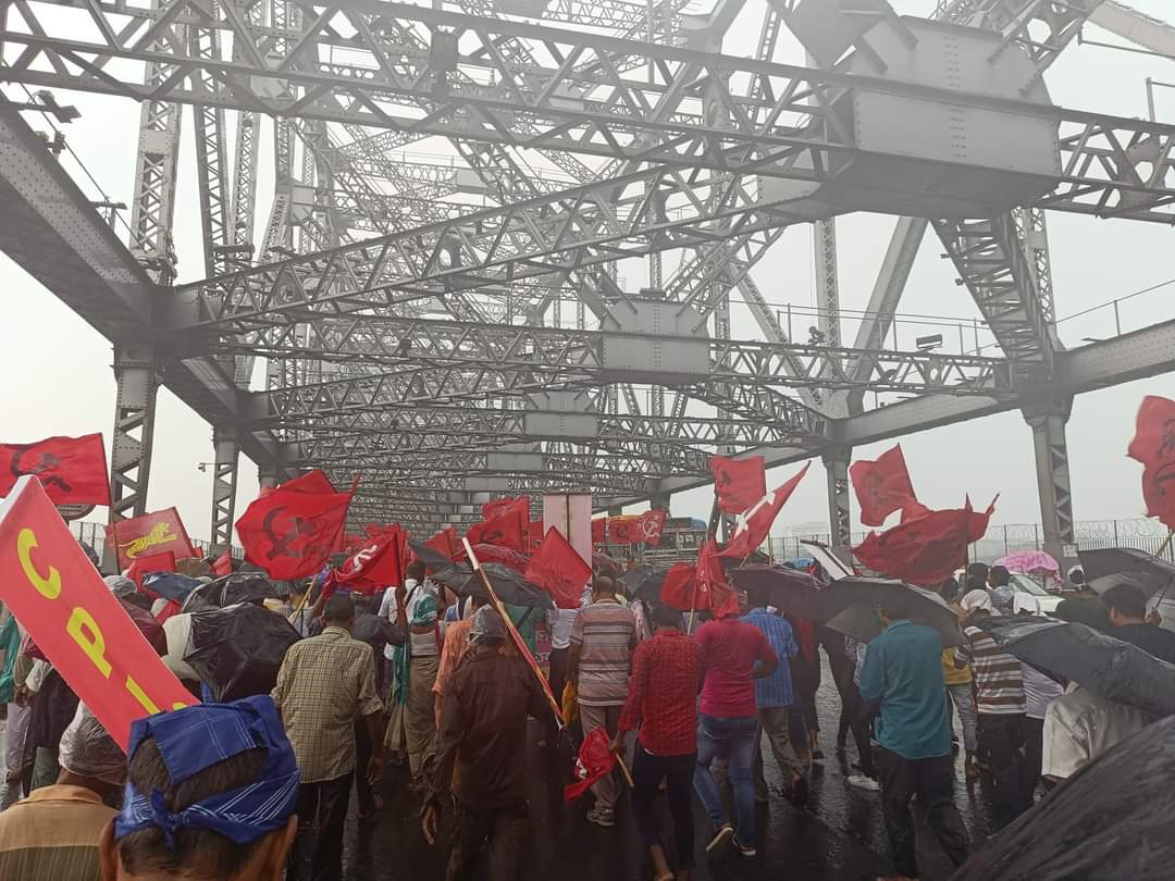 MayukhDuke's tweet photo. "The Revolution Will Not Be Televised."
On the occasion of Food Movement Martyrs' Day, huge rally was held at Dharmatala Square. Amidst the tumultuous natural disaster,the message of opposition against BJP-Trinamool was conveyed through a massive gathering, led by the Left Front. https://t.co/VH39nCdP8O