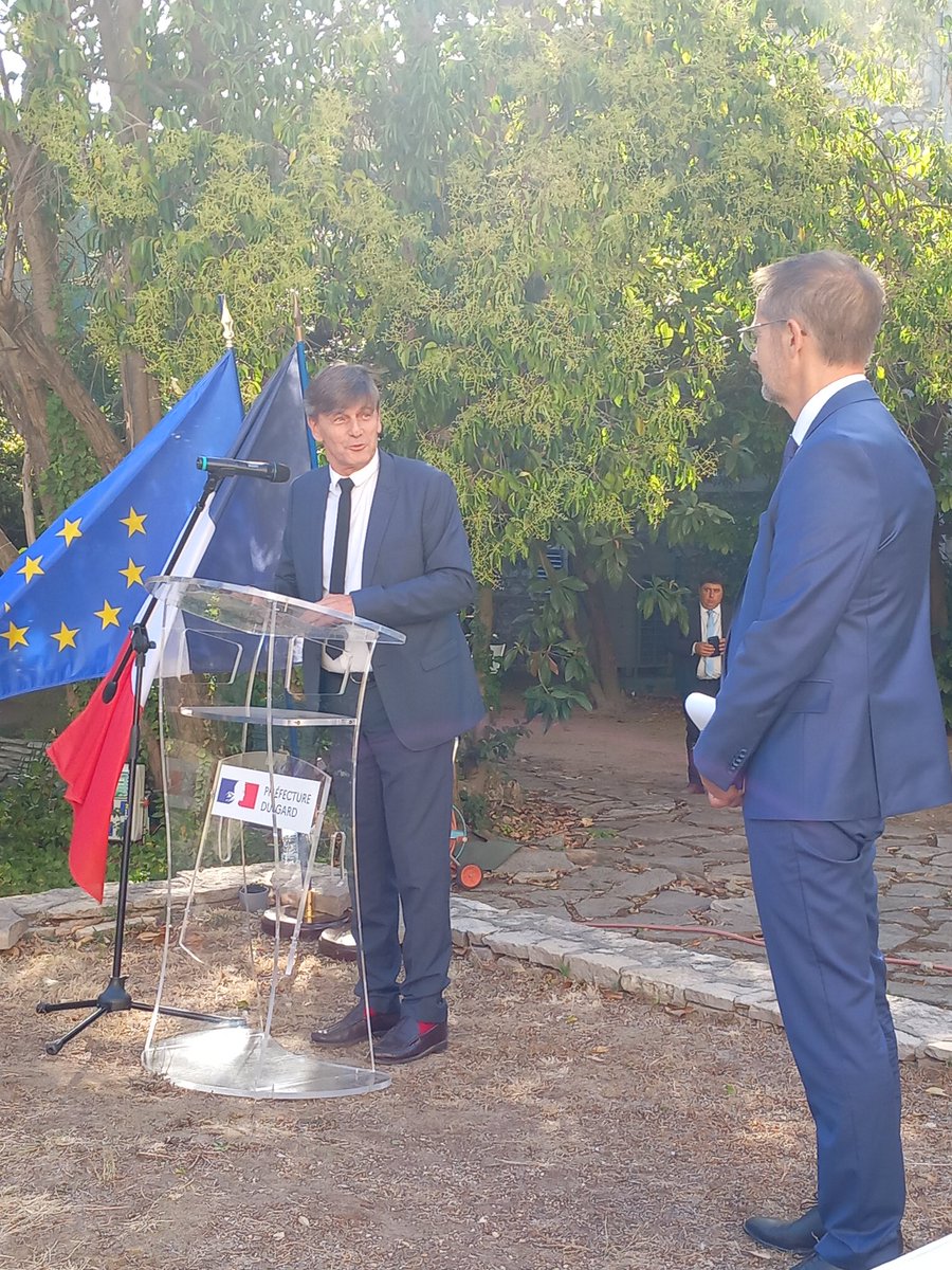 Prefet30's tweet photo. [#Education] Mise en lumière des 41 ans de carrière de P. Maheu, directeur académique des services de l'Education nationale dans le #Gard.
✅️ différencier information, savoir et connaissance
✅️ l'Ecole=1 engagement
✅️ respect égalité republicaine sur le territoire https://t.co/cswXvGXza4