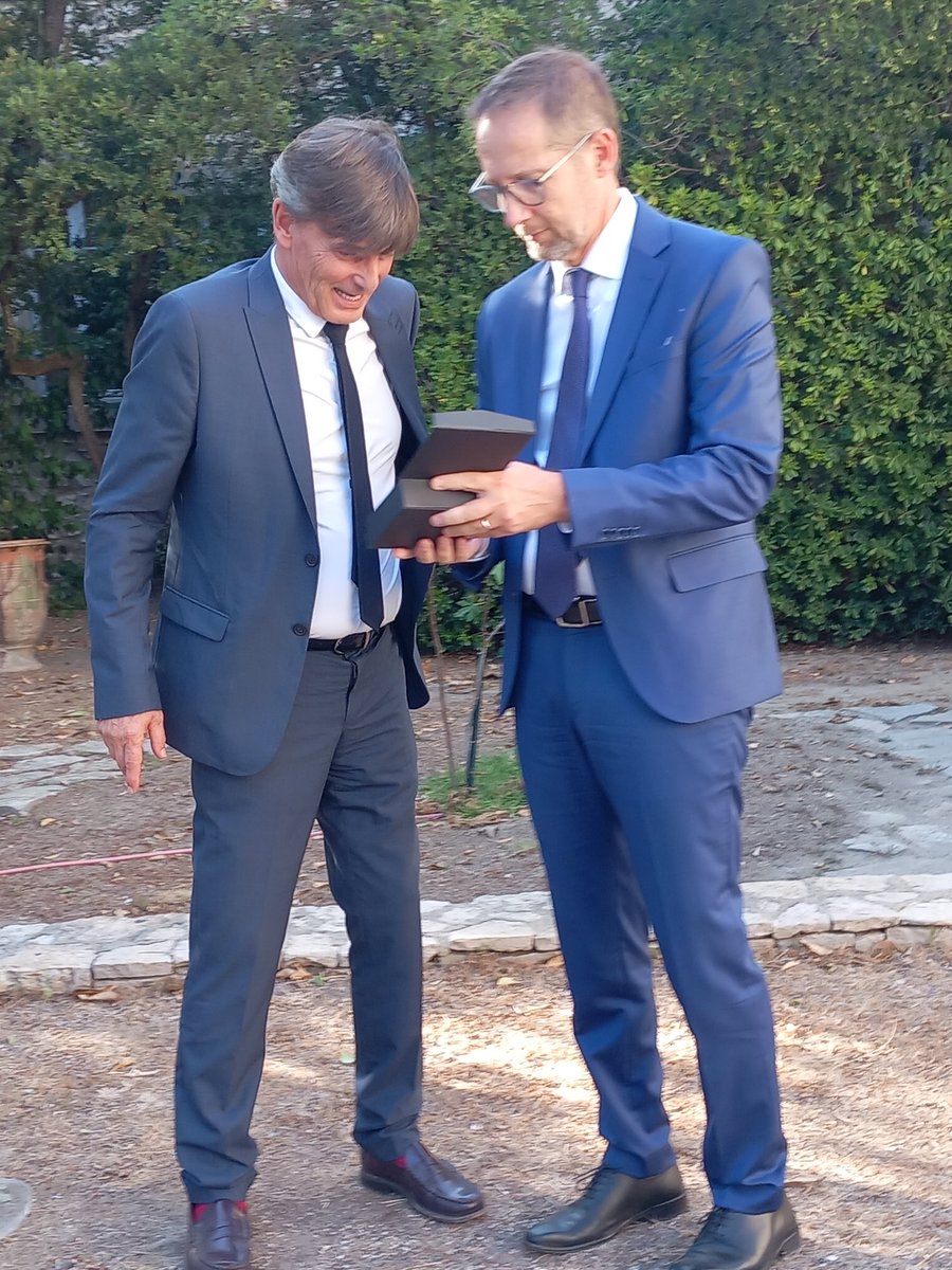 Prefet30's tweet photo. [#Education] Mise en lumière des 41 ans de carrière de P. Maheu, directeur académique des services de l'Education nationale dans le #Gard.
✅️ différencier information, savoir et connaissance
✅️ l'Ecole=1 engagement
✅️ respect égalité republicaine sur le territoire https://t.co/cswXvGXza4