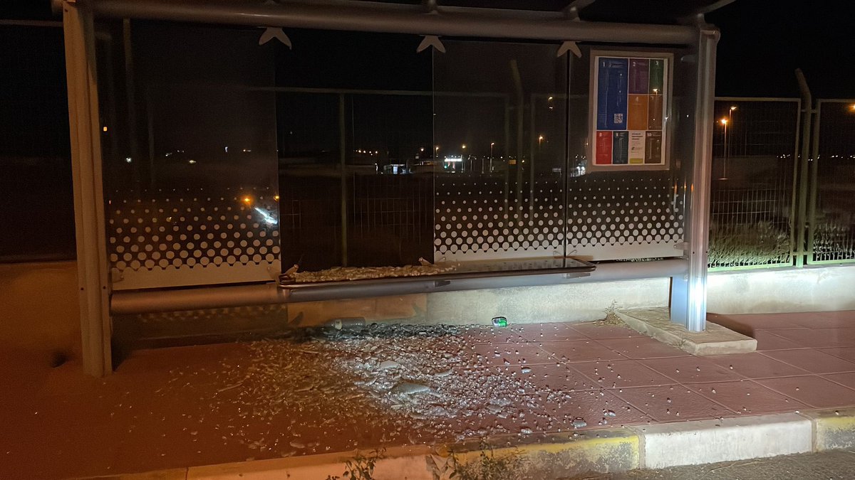 Maria_Hdez84's tweet photo. 🚏🚌El pasado lunes vecinos La Torrecilla comunicaron la rotura de cristal en parada de bus subida Hospital Rafael M., hoy con el trabajo del Ayto y la empresa que gestiona las marquesinas, ya está reparado.

Muchas gracias a tod@s por trabajar por Lorca y cuidar de sus servicios https://t.co/Qxuk7X8vWk