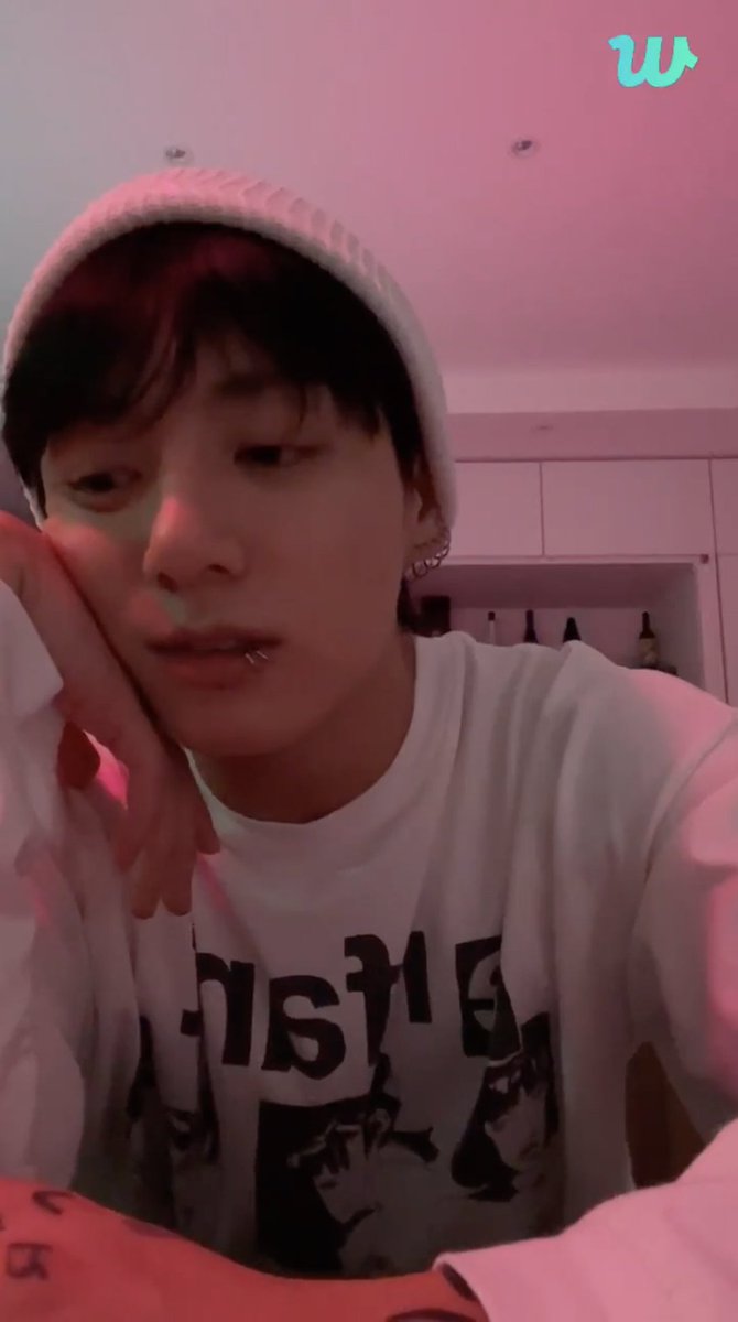 _candyclover's tweet photo. #JungKook: ผมเพิ่งกลับมาถึงเลยครับ พอวันนี้ซ้อมเสร็จก็ไปกินข้าวมามื้อนึงกับเพื่อน ๆ ที่ซ้อมด้วยกัน มีดื่มด้วย แล้วก็กลับมาครับ ระหว่างนั้นก็ตั้งใจโพสต์ข้อความถึงทุกคน พอลงโพสต์ปุ๊บก็ถึงเลย พอเข้าบ้านมาปุ๊บก็เปิดไลฟ์ปั๊บ

วันนี้ก็เป็นวันเกิดของผมแต่ที่น่าทึ่งคืออะไรรู้ไหม? พอเข้าบ้านมาปุ๊บเนี่ย คือผมเปิดเพลงทิ้งไว้ เปิดไว้แล้วก็ออกไป แต่พอกลับเข้ามาปุ๊บก็เป็นเพลง #TakeTwo พอดีเลย

ยังไงก็เถอะ หลังจากได้เจอกับอาร์มี่ทุกคนมา ปีนี้เป็นวันเกิดปีที่เท่าไหร่แล้วเนี่ย 10 ปี 11 ปีได้แล้วไหม? แบบว่าได้ใช้เวลา ‘ด้วยกัน’.. ไม่ใช่ ‘ด้วยกัน’ สิ 🤔 ถึงวันเกิดทีไรก็... 🤨 ‘ด้วยกัน’ น่ะถูกแล้ว เนอะ? ถึงวันเกิดทีไรก็อยู่ด้วยกันเสมอเลยเนี่ยสิ ขอบคุณมาก ๆ เลยที่อยู่ด้วยกันนะครับ... ขอบคุณมากเลยครับ โอ๊ะเพลงของวีฮยองนี่นา

อารมณ์ดีจัง ผมจะใช้เวลาวันนี้อย่างมีความสุข เสร็จแล้วก็จะนอนหลับให้สบายเลย ช่วงนี้อาการนอนไม่หลับรุนแรงมาก ผมนอนได้ 5 ชั่วโมงเอง ผมหลับตาอยู่ 5 ชั่วโมงแล้วก็ออกไปข้างนอก แต่วันนี้ผมตั้งใจจะใช้เวลาอย่างมีความสุข ปล่อยวางทุกอย่าง แล้วก็นอนครับ

แต๊งกิ้ว ๆ ผมไม่ได้ไม่สบายฮะ ไม่ได้ป่วยนะ ไม่ได้ป่วยครับผม

https://t.co/AY0O1aimXj