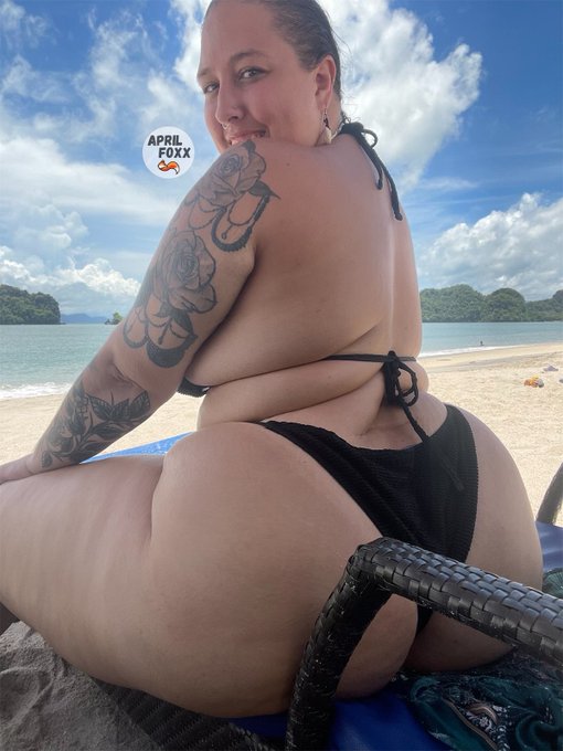 Will you be my beach buddy? https://t.co/gnhCLL5ZaB