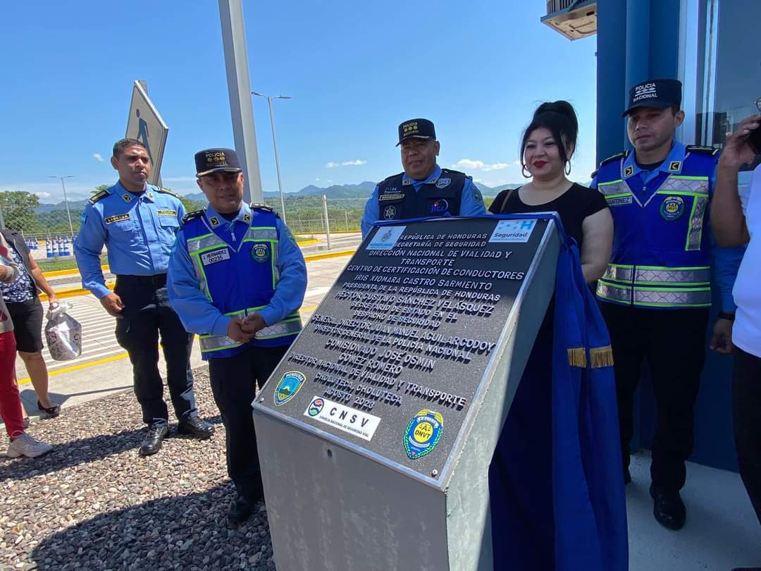 dnvt_honduras's tweet photo. #CorteDeCinta 📍
Funcionarios de La Policía Nacional, culminan con corte de cinta el inicio de importante proyecto, donde se inaugura las instalaciones donde se podrá realizar el proceso de emisión de permisos de conducir en la ciudad de #Choluteca. https://t.co/RdaQrrF6SD